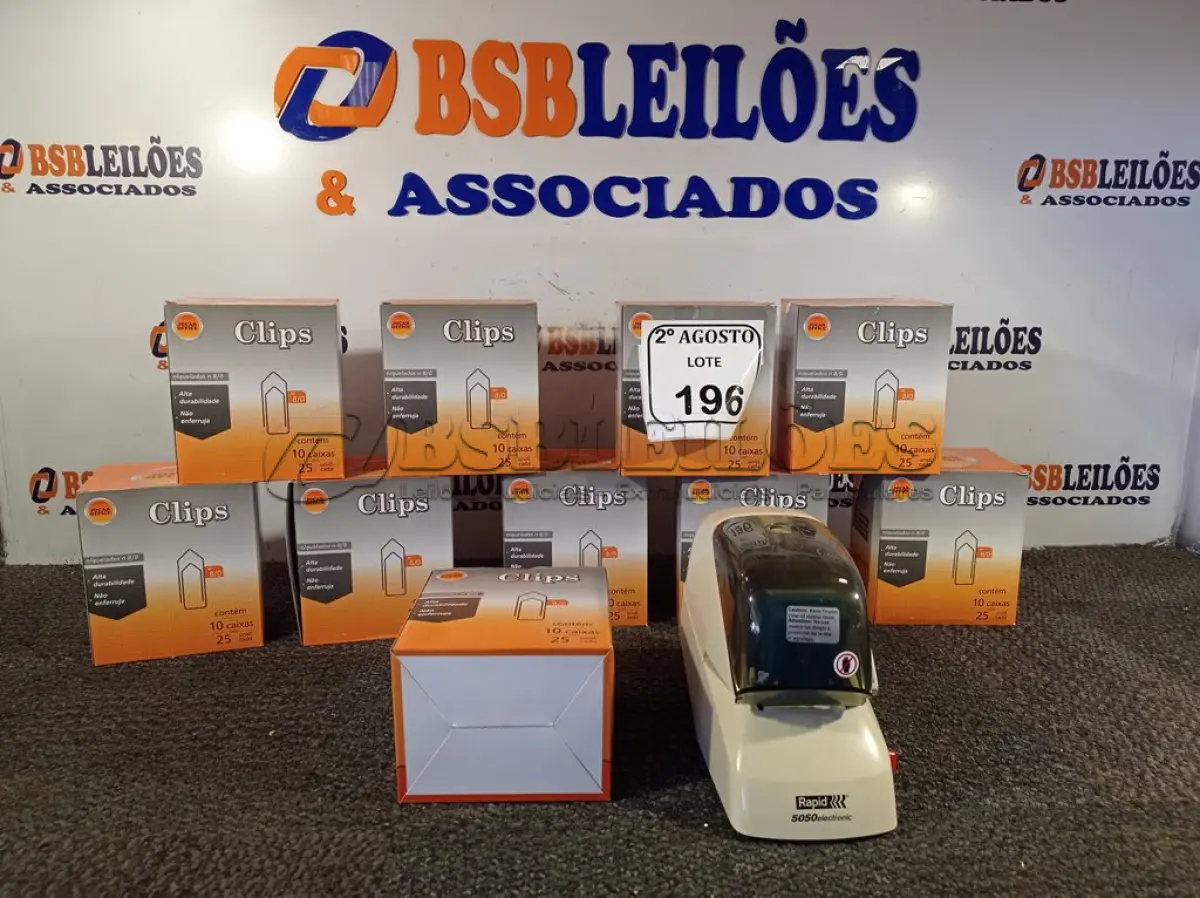LOTE 196 - 10 CAIXAS DE CLIPE DE PAPEL E 01 GRAMPEADOR ELÉTRICO. (NO ESTADO) ATENÇÃO! FAZER A VISITAÇÃO ANTES DE ARREMATAR, NÃO SABEMOS SE FUNCIONA. LEILÃO NÃO TEM GARANTIA E NEM DEVOLUÇÃO, SUJEITO A POSSÍVEIS AVARIAS VISÍVEIS/OCULTAS E/OU AUSÊNCIA DE COMPONENTES.