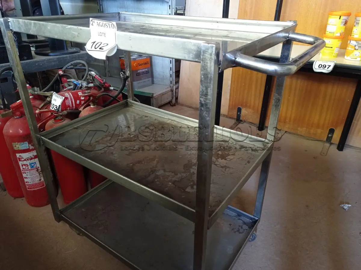 LOTE 102 - 01 CARRINHO COM 03 BANDEJAS EM INOX COM RODINHAS. (NO ESTADO) ATENÇÃO! FAZER A VISITAÇÃO ANTES DE ARREMATAR, NÃO SABEMOS SE FUNCIONA. LEILÃO NÃO TEM GARANTIA E NEM DEVOLUÇÃO, SUJEITO A POSSÍVEIS AVARIAS VISÍVEIS/OCULTAS E/OU AUSÊNCIA DE COMPONENTES.