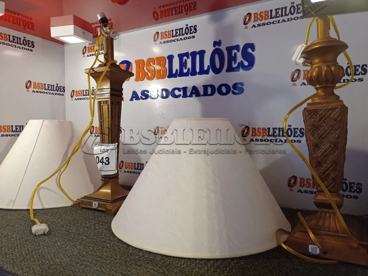 LOTE 043 - 02 ABAJUR COM CÚPULA LAMP COM AVARIAS. (NO ESTADO EM QUE SE ENCONTRA. SUJEITO A AVARIAS OCULTAS/VISÍVEIS.) BF8683U E AV9537L