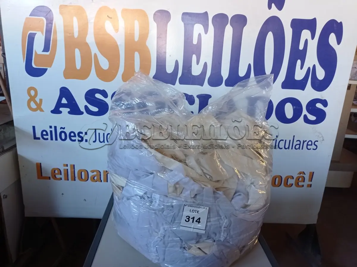 LOTE 314 - 01 LOTE COM 20 CORTINAS DIVERSAS (SACKS WITH CURTAINS). (NO ESTADO EM QUE SE ENCONTRA. SUJEITO A AVARIAS OCULTAS/VISÍVEIS.) 0000083