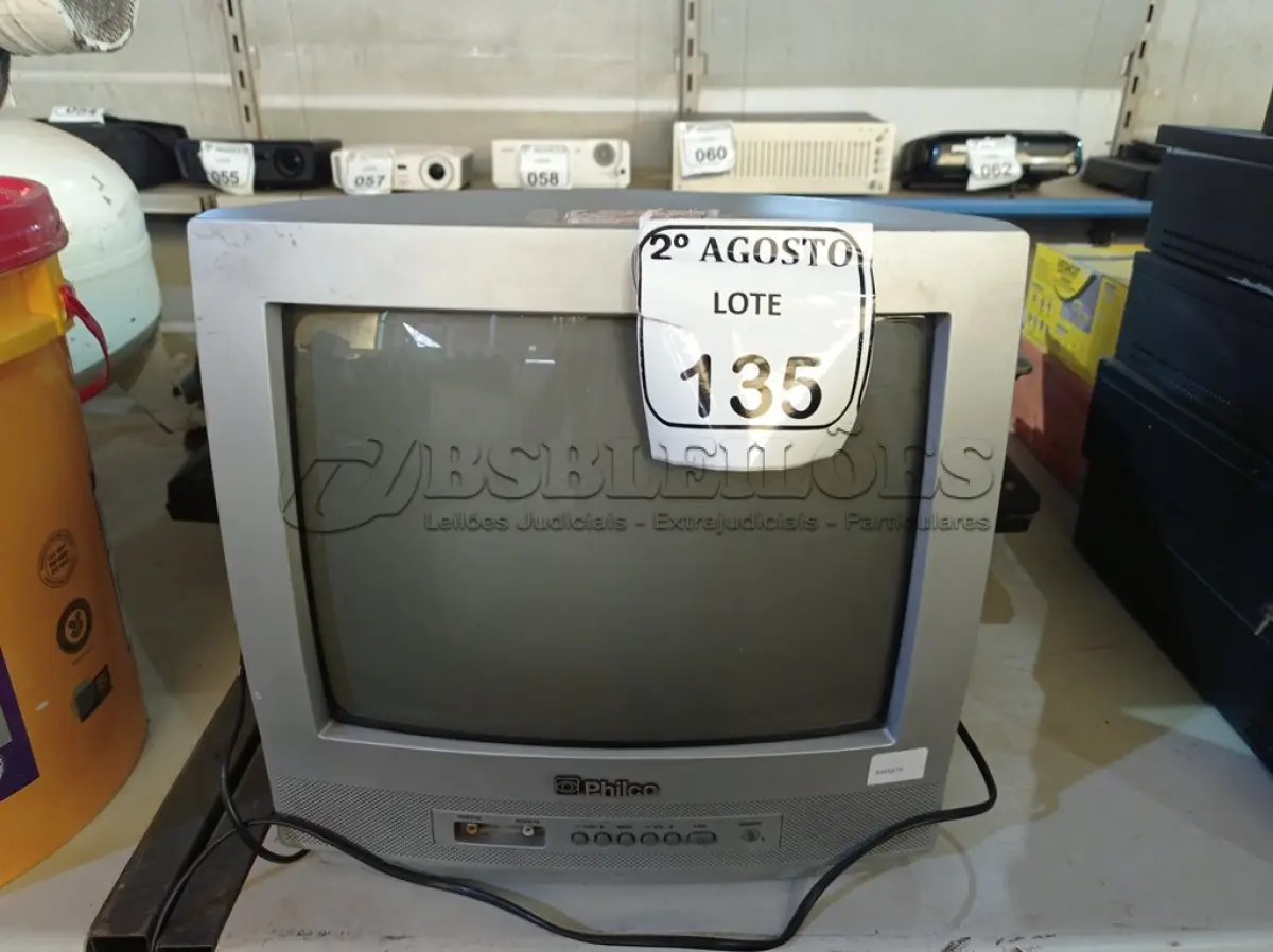 LOTE 135 - 04 APARELHOS DE TV SENDO 02 DE 32” POLEGADAS MARCA AOC, 01 TV  DE 20” POLEGADAS MARCA AQUOS SHARP E 1 TV DE TUBO MARCA PHILIPS 14” POLEGADAS PARA RETIRADA DE PEÇAS. (NO ESTADO) ATENÇÃO! FAZER A VISITAÇÃO ANTES DE ARREMATAR, NÃO SABEMOS SE FUNCIONA. LEILÃO NÃO TEM GARANTIA E NEM DEVOLUÇÃO, SUJEITO A POSSÍVEIS AVARIAS VISÍVEIS/OCULTAS E/OU AUSÊNCIA DE COMPONENTES.