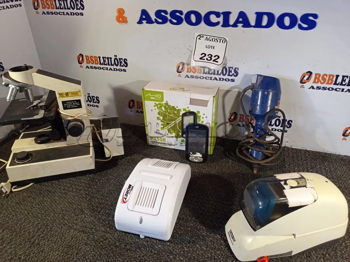 LOTE 232 - 01 MICROSCÓPIO INCOMPLETO, 01 CORTADOR DE GESSO, 01 SIRENE E 01 GRAMPEADOR. (NO ESTADO) ATENÇÃO! FAZER A VISITAÇÃO ANTES DE ARREMATAR, NÃO SABEMOS SE FUNCIONA. LEILÃO NÃO TEM GARANTIA E NEM DEVOLUÇÃO, SUJEITO A POSSÍVEIS AVARIAS VISÍVEIS/OCULTAS E/OU AUSÊNCIA DE COMPONENTES.