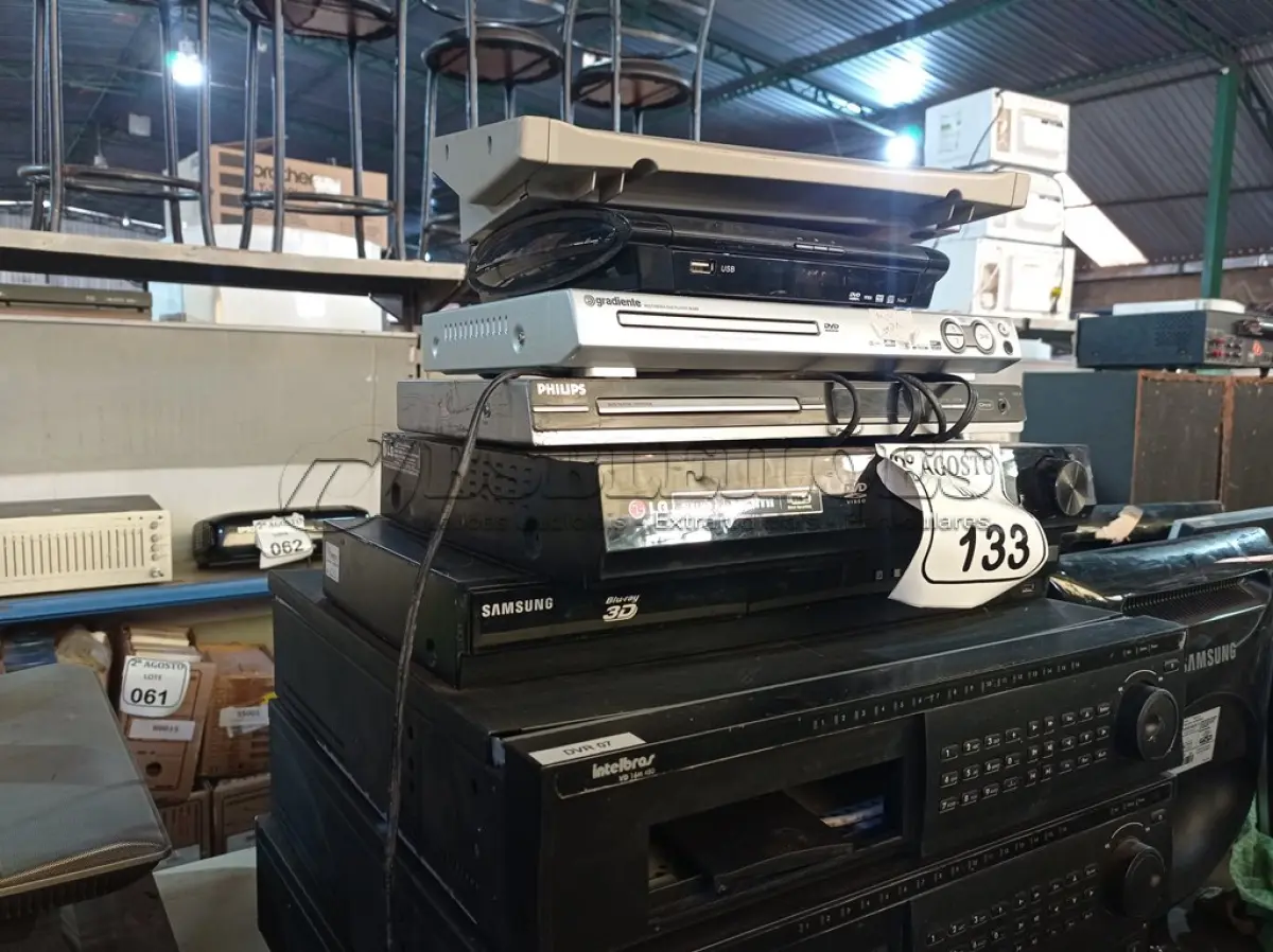 LOTE 133 - 04 APARELHOS DE DVRS MARCA INTELBRAS PARA A RETIRADA DE PEÇAS, 05 APARELHOS DE DVDS MARCAS E MODELOS DIVERSOS E 01 CONTROLADOR DE CÂMERAS. (NO ESTADO) ATENÇÃO! FAZER A VISITAÇÃO ANTES DE ARREMATAR, NÃO SABEMOS SE FUNCIONA. LEILÃO NÃO TEM GARANTIA E NEM DEVOLUÇÃO, SUJEITO A POSSÍVEIS AVARIAS VISÍVEIS/OCULTAS E/OU AUSÊNCIA DE COMPONENTES.