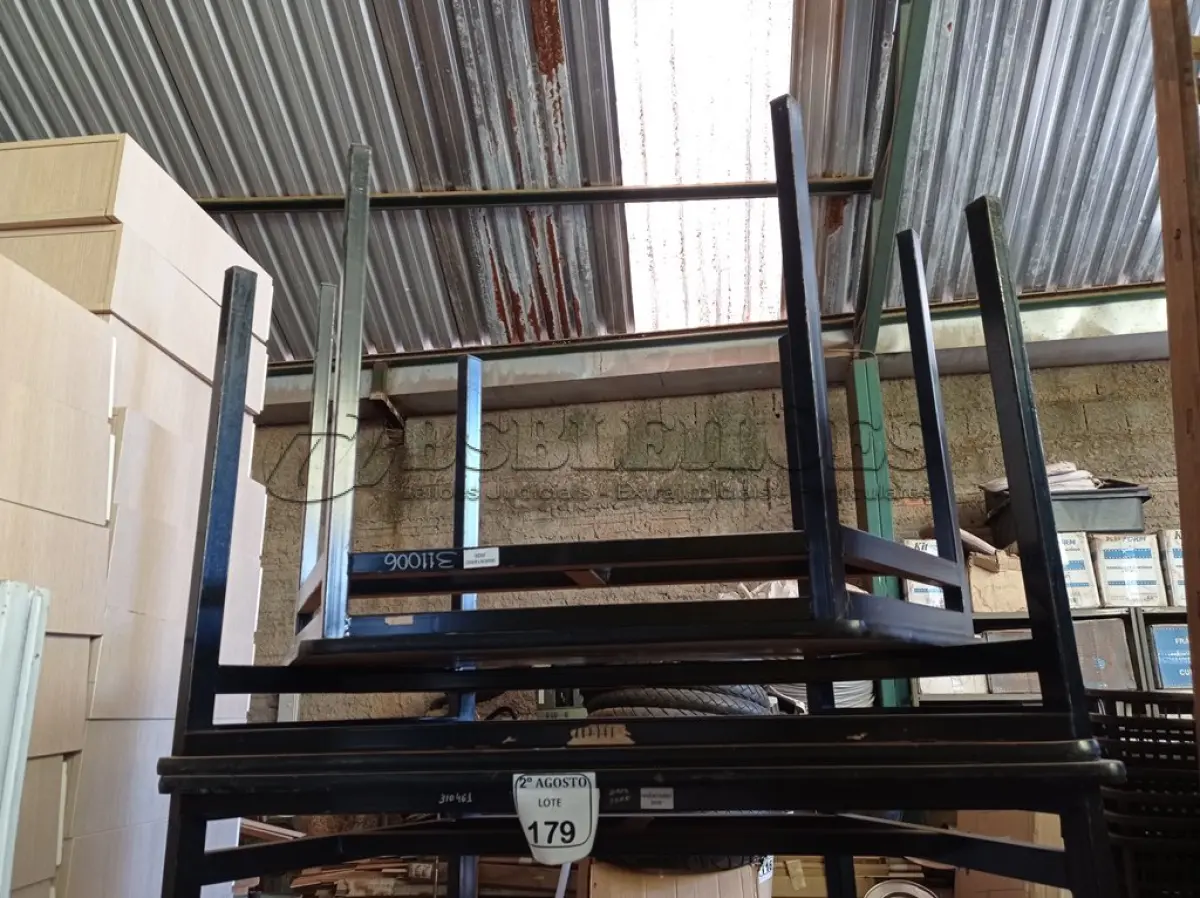 LOTE 179 - 04 MESAS BASE DE FERRO TRIANGULAR. (NO ESTADO) ATENÇÃO! FAZER A VISITAÇÃO ANTES DE ARREMATAR, NÃO SABEMOS SE FUNCIONA. LEILÃO NÃO TEM GARANTIA E NEM DEVOLUÇÃO, SUJEITO A POSSÍVEIS AVARIAS VISÍVEIS/OCULTAS E/OU AUSÊNCIA DE COMPONENTES.