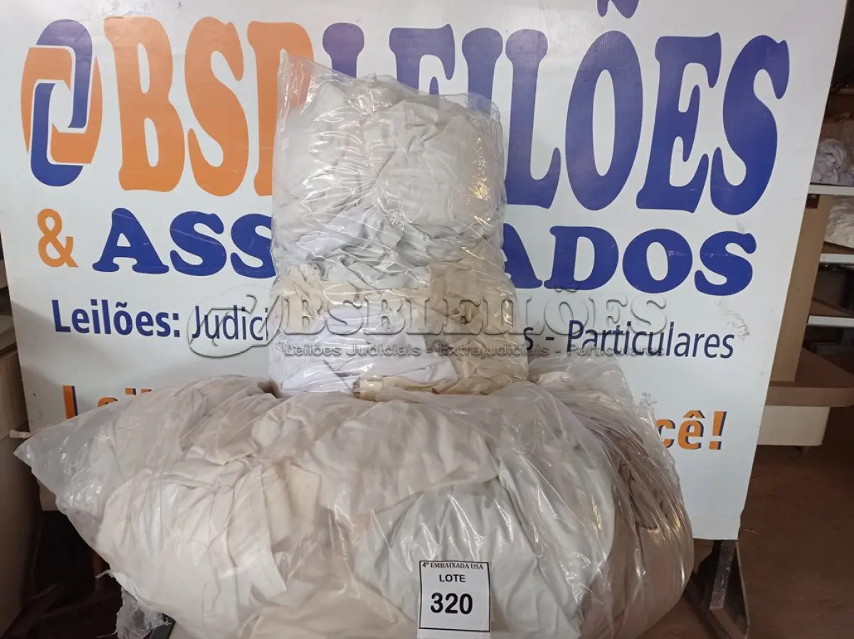LOTE 320 - 01 LOTE COM 20 CORTINAS DIVERSAS (SACKS WITH CURTAINS). (NO ESTADO EM QUE SE ENCONTRA. SUJEITO A AVARIAS OCULTAS/VISÍVEIS.) 0000083