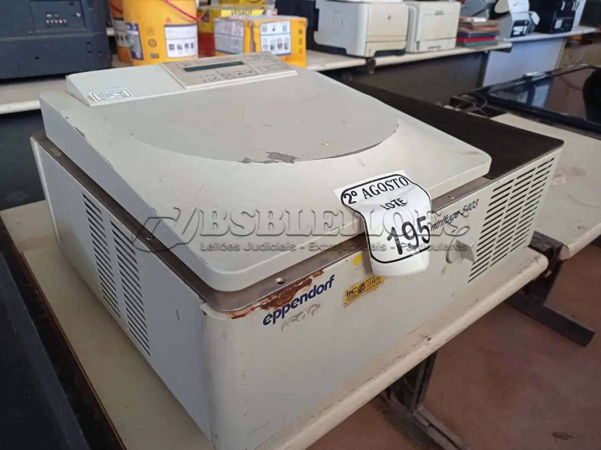 LOTE 195 - 01 CENTRIFUGA MARCA EPPENDORF. (NO ESTADO) ATENÇÃO! FAZER A VISITAÇÃO ANTES DE ARREMATAR, NÃO SABEMOS SE FUNCIONA. LEILÃO NÃO TEM GARANTIA E NEM DEVOLUÇÃO, SUJEITO A POSSÍVEIS AVARIAS VISÍVEIS/OCULTAS E/OU AUSÊNCIA DE COMPONENTES.