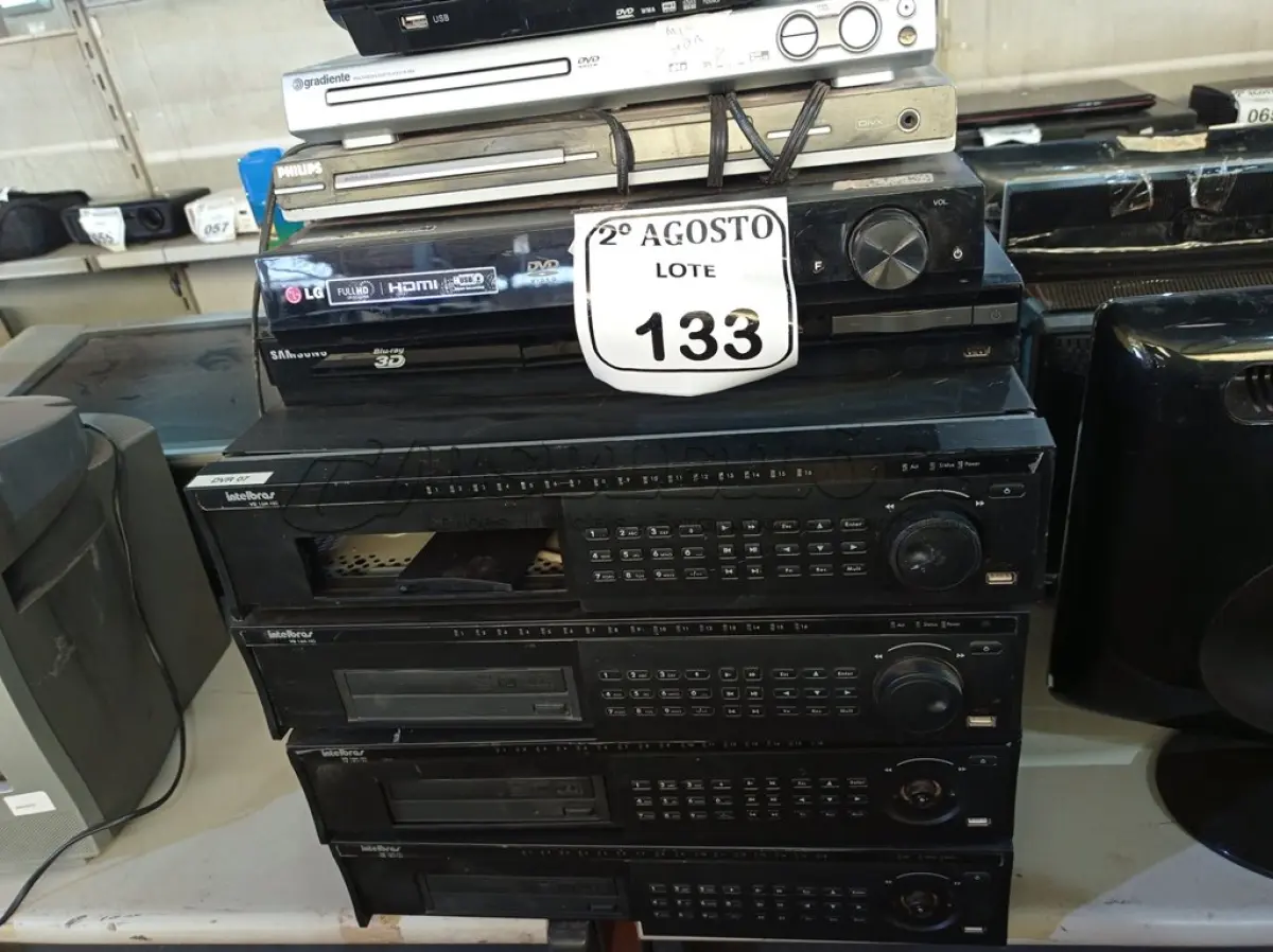LOTE 133 - 04 APARELHOS DE DVRS MARCA INTELBRAS PARA A RETIRADA DE PEÇAS, 05 APARELHOS DE DVDS MARCAS E MODELOS DIVERSOS E 01 CONTROLADOR DE CÂMERAS. (NO ESTADO) ATENÇÃO! FAZER A VISITAÇÃO ANTES DE ARREMATAR, NÃO SABEMOS SE FUNCIONA. LEILÃO NÃO TEM GARANTIA E NEM DEVOLUÇÃO, SUJEITO A POSSÍVEIS AVARIAS VISÍVEIS/OCULTAS E/OU AUSÊNCIA DE COMPONENTES.