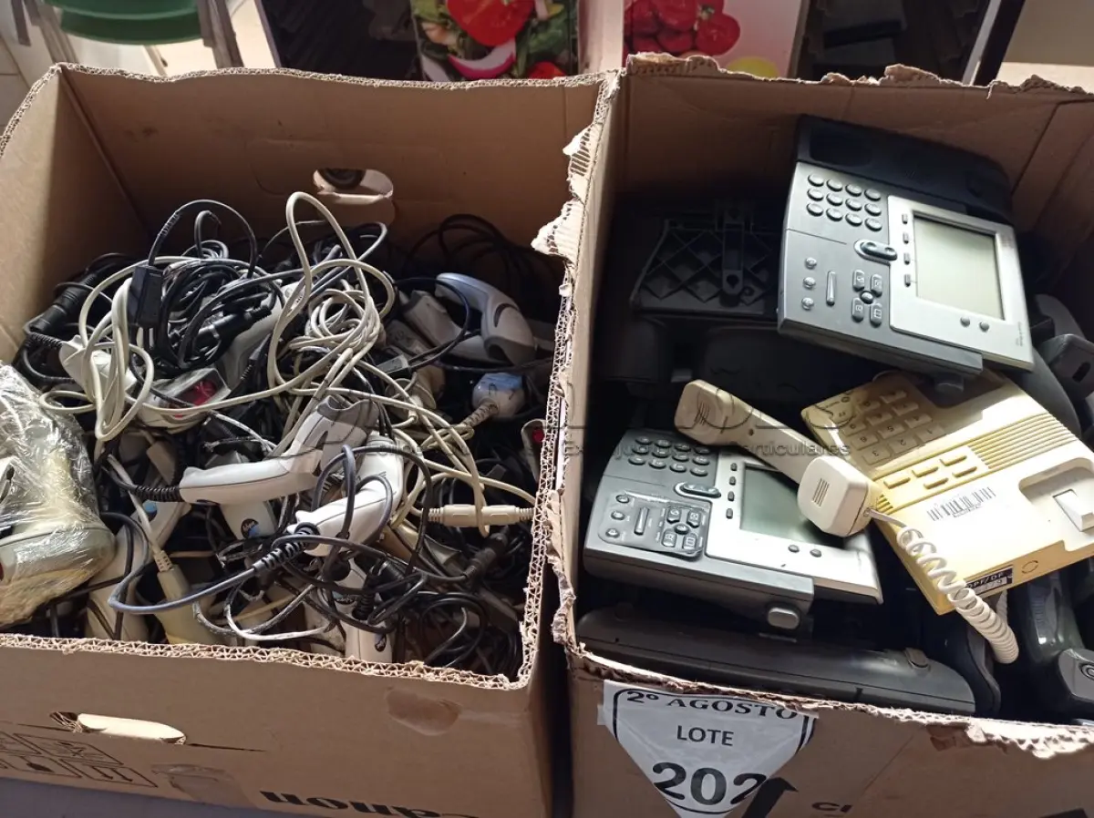 LOTE 202 - 01 LOTE COM VÁRIOS LEITORES DE CÓDIGOS DE BARRAS E APARELHOS DE TELEFONE DIVERSOS. (NO ESTADO) ATENÇÃO! FAZER A VISITAÇÃO ANTES DE ARREMATAR, NÃO SABEMOS SE FUNCIONA. LEILÃO NÃO TEM GARANTIA E NEM DEVOLUÇÃO, SUJEITO A POSSÍVEIS AVARIAS VISÍVEIS/OCULTAS E/OU AUSÊNCIA DE COMPONENTES.