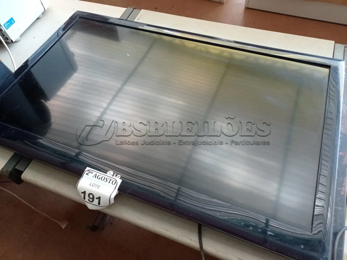 LOTE 191 - 01 TV LG 40” POLEGADAS. (NO ESTADO) ATENÇÃO! FAZER A VISITAÇÃO ANTES DE ARREMATAR, NÃO SABEMOS SE FUNCIONA. LEILÃO NÃO TEM GARANTIA E NEM DEVOLUÇÃO, SUJEITO A POSSÍVEIS AVARIAS VISÍVEIS/OCULTAS E/OU AUSÊNCIA DE COMPONENTES.
