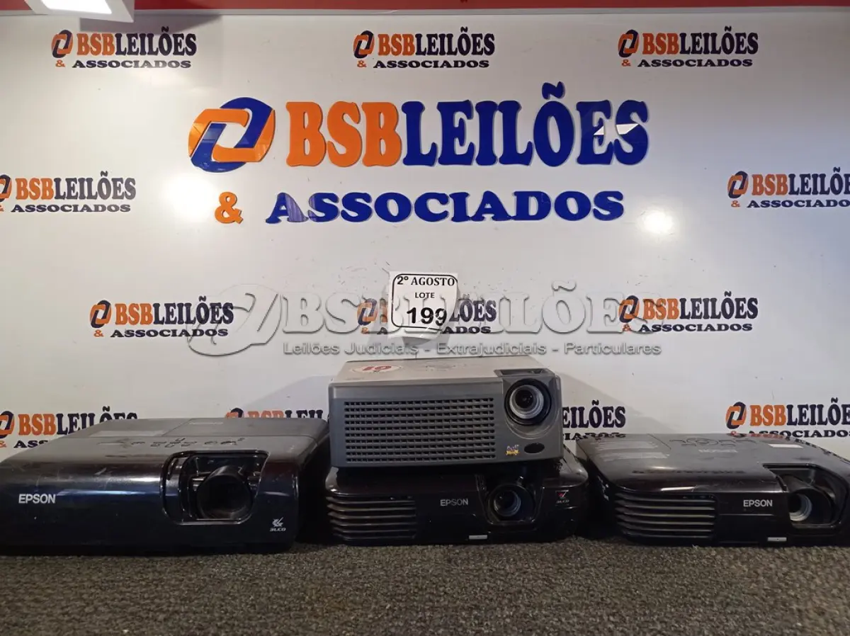 LOTE 199 - 04 PROJETORES MULTIMIDIA.  (NO ESTADO) ATENÇÃO! FAZER A VISITAÇÃO ANTES DE ARREMATAR, NÃO SABEMOS SE FUNCIONA. LEILÃO NÃO TEM GARANTIA E NEM DEVOLUÇÃO, SUJEITO A POSSÍVEIS AVARIAS VISÍVEIS/OCULTAS E/OU AUSÊNCIA DE COMPONENTES.