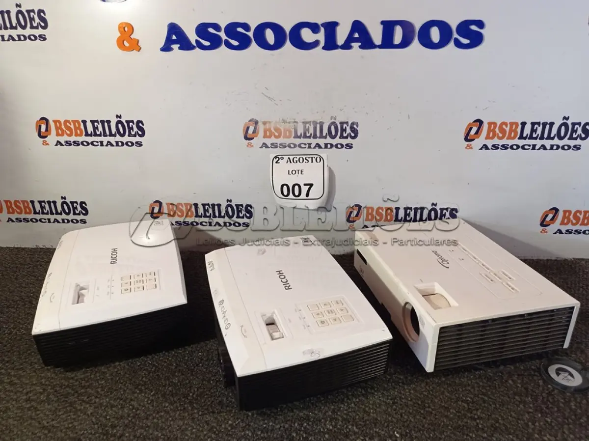 LOTE 007 - 03 PROJETORES PARA RETIRADA DE PEÇAS, MARCAS E MODELOS DIVERSOS. (NO ESTADO) ATENÇÃO! FAZER A VISITAÇÃO ANTES DE ARREMATAR, NÃO SABEMOS SE FUNCIONA. LEILÃO NÃO TEM GARANTIA E NEM DEVOLUÇÃO, SUJEITO A POSSÍVEIS AVARIAS VISÍVEIS/OCULTAS E/OU AUSÊNCIA DE COMPONENTES.