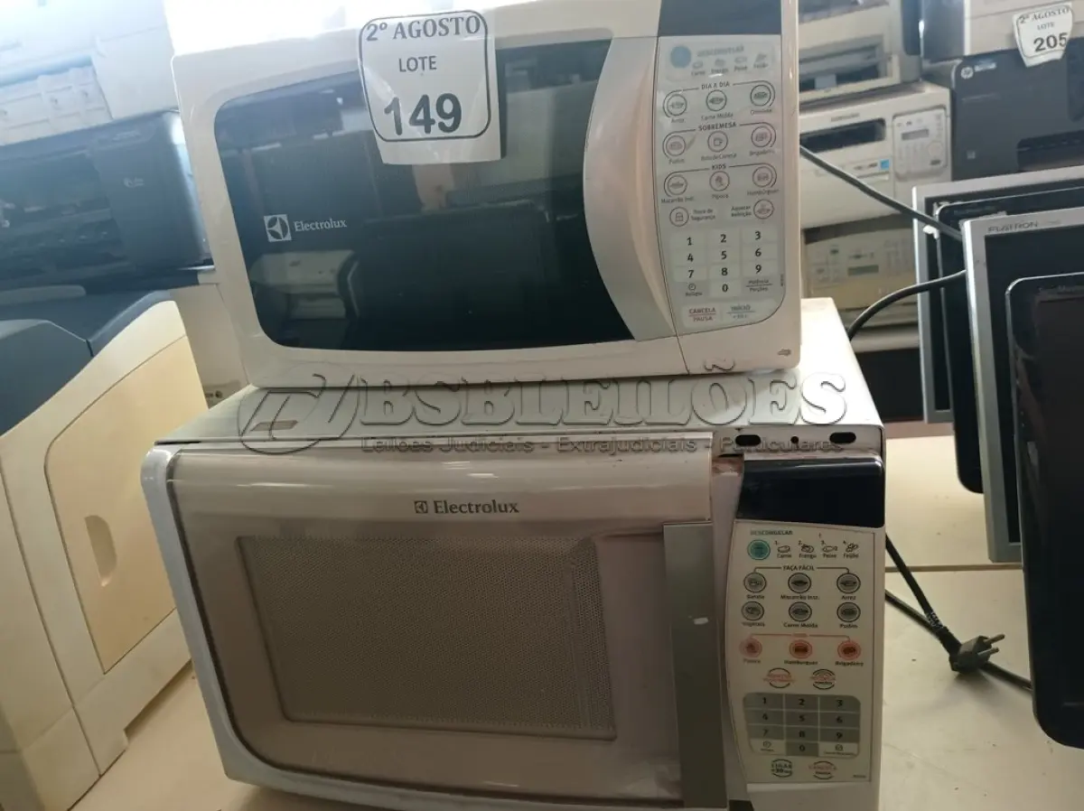 LOTE 149 - 03 MICRO-ONDAS MARCAS E MODELOS DIVERSOS SEM O PRATO PARA RETIRADA DE PEÇAS. (NO ESTADO) ATENÇÃO! FAZER A VISITAÇÃO ANTES DE ARREMATAR, NÃO SABEMOS SE FUNCIONA. LEILÃO NÃO TEM GARANTIA E NEM DEVOLUÇÃO, SUJEITO A POSSÍVEIS AVARIAS VISÍVEIS/OCULTAS E/OU AUSÊNCIA DE COMPONENTES.