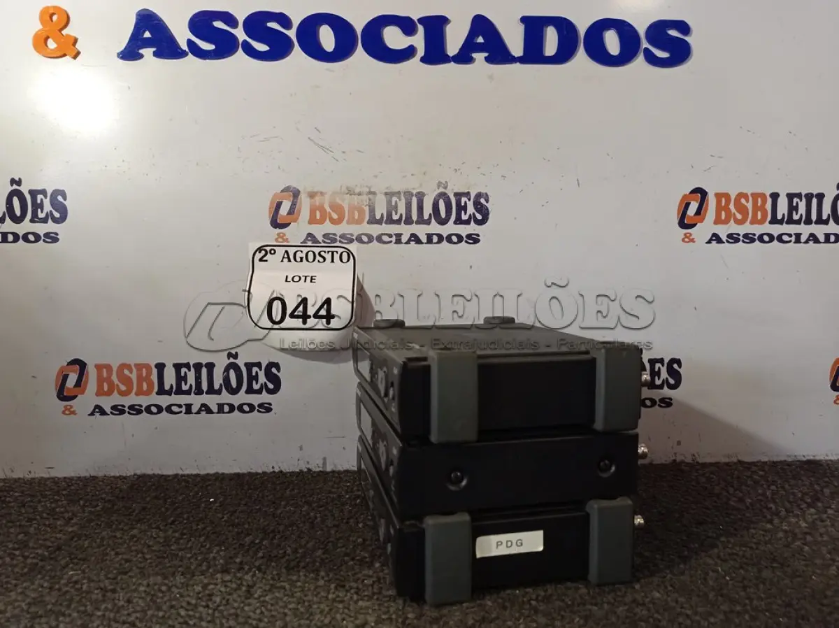 LOTE 044 - 03 RECEPTORES DE MICROFONE MARCA SHURE MODELO SLX4. (NO ESTADO) ATENÇÃO! FAZER A VISITAÇÃO ANTES DE ARREMATAR, NÃO SABEMOS SE FUNCIONA. LEILÃO NÃO TEM GARANTIA E NEM DEVOLUÇÃO, SUJEITO A POSSÍVEIS AVARIAS VISÍVEIS/OCULTAS E/OU AUSÊNCIA DE COMPONENTES.