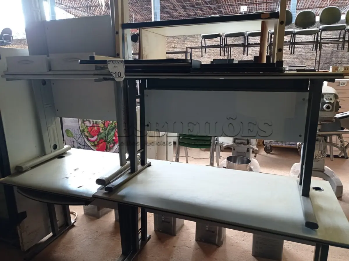 LOTE 210 - 05 MESAS DE ESCRITÓRIO DE TAMANHOS DIVERSOS. (NO ESTADO) ATENÇÃO! FAZER A VISITAÇÃO ANTES DE ARREMATAR, NÃO SABEMOS SE FUNCIONA. LEILÃO NÃO TEM GARANTIA E NEM DEVOLUÇÃO, SUJEITO A POSSÍVEIS AVARIAS VISÍVEIS/OCULTAS E/OU AUSÊNCIA DE COMPONENTES.