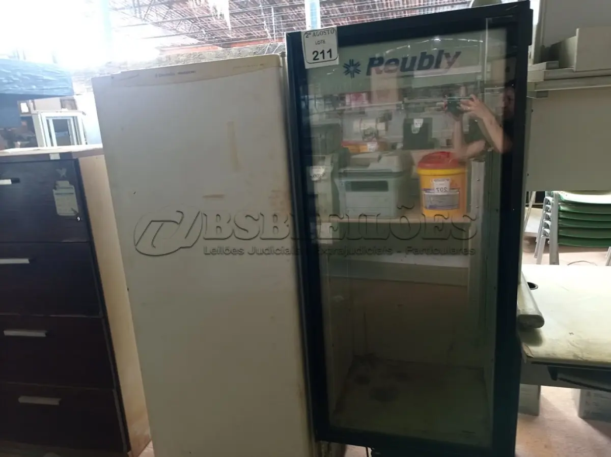 LOTE 211 - 01 CERVEJEIRA E 01 GELADEIRA ELECTROLUX PARA A RETIRADA DE PEÇAS. (NO ESTADO) ATENÇÃO! FAZER A VISITAÇÃO ANTES DE ARREMATAR, NÃO SABEMOS SE FUNCIONA. LEILÃO NÃO TEM GARANTIA E NEM DEVOLUÇÃO, SUJEITO A POSSÍVEIS AVARIAS VISÍVEIS/OCULTAS E/OU AUSÊNCIA DE COMPONENTES.