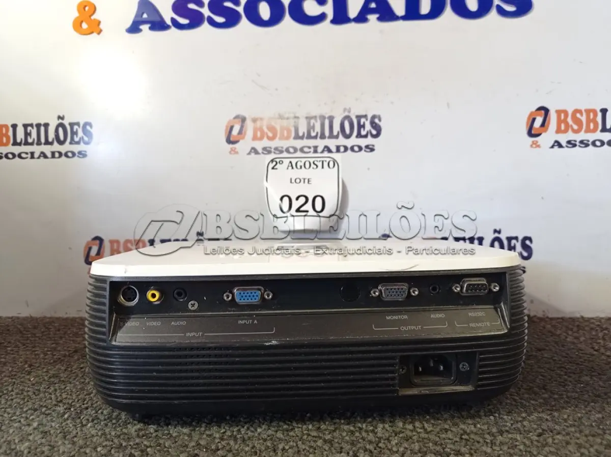 LOTE 020 - 01 PROJETOR MARCA SONY DE 220V. (NO ESTADO) ATENÇÃO! FAZER A VISITAÇÃO ANTES DE ARREMATAR, NÃO SABEMOS SE FUNCIONA. LEILÃO NÃO TEM GARANTIA E NEM DEVOLUÇÃO, SUJEITO A POSSÍVEIS AVARIAS VISÍVEIS/OCULTAS E/OU AUSÊNCIA DE COMPONENTES.