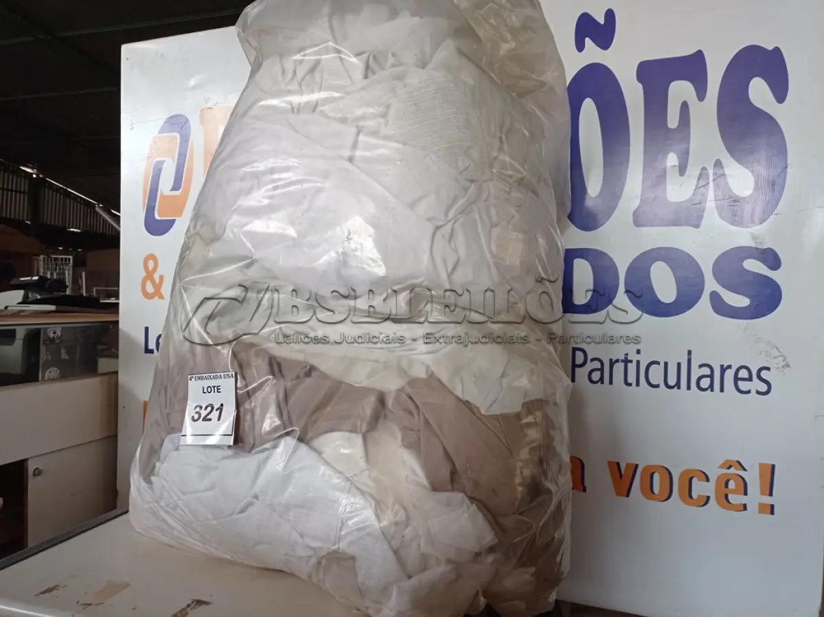 LOTE 321 - 01 LOTE COM 20 CORTINAS DIVERSAS (SACKS WITH CURTAINS). (NO ESTADO EM QUE SE ENCONTRA. SUJEITO A AVARIAS OCULTAS/VISÍVEIS.) 0000083