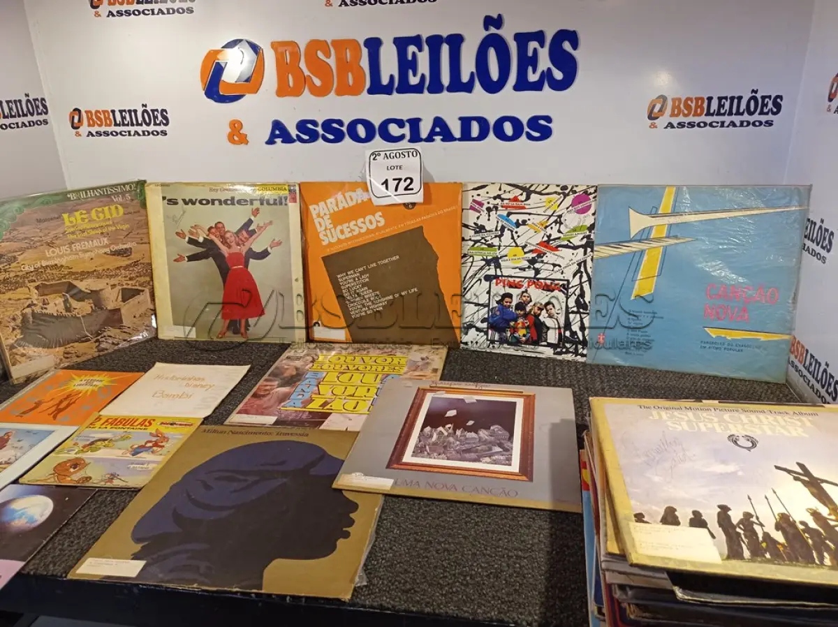 LOTE 172 - APROXIMADAMENTE 40 DISCOS DE VINIL DIVERSOS. (NO ESTADO) ATENÇÃO! FAZER A VISITAÇÃO ANTES DE ARREMATAR, NÃO SABEMOS SE FUNCIONA. LEILÃO NÃO TEM GARANTIA E NEM DEVOLUÇÃO, SUJEITO A POSSÍVEIS AVARIAS VISÍVEIS/OCULTAS E/OU AUSÊNCIA DE COMPONENTES.