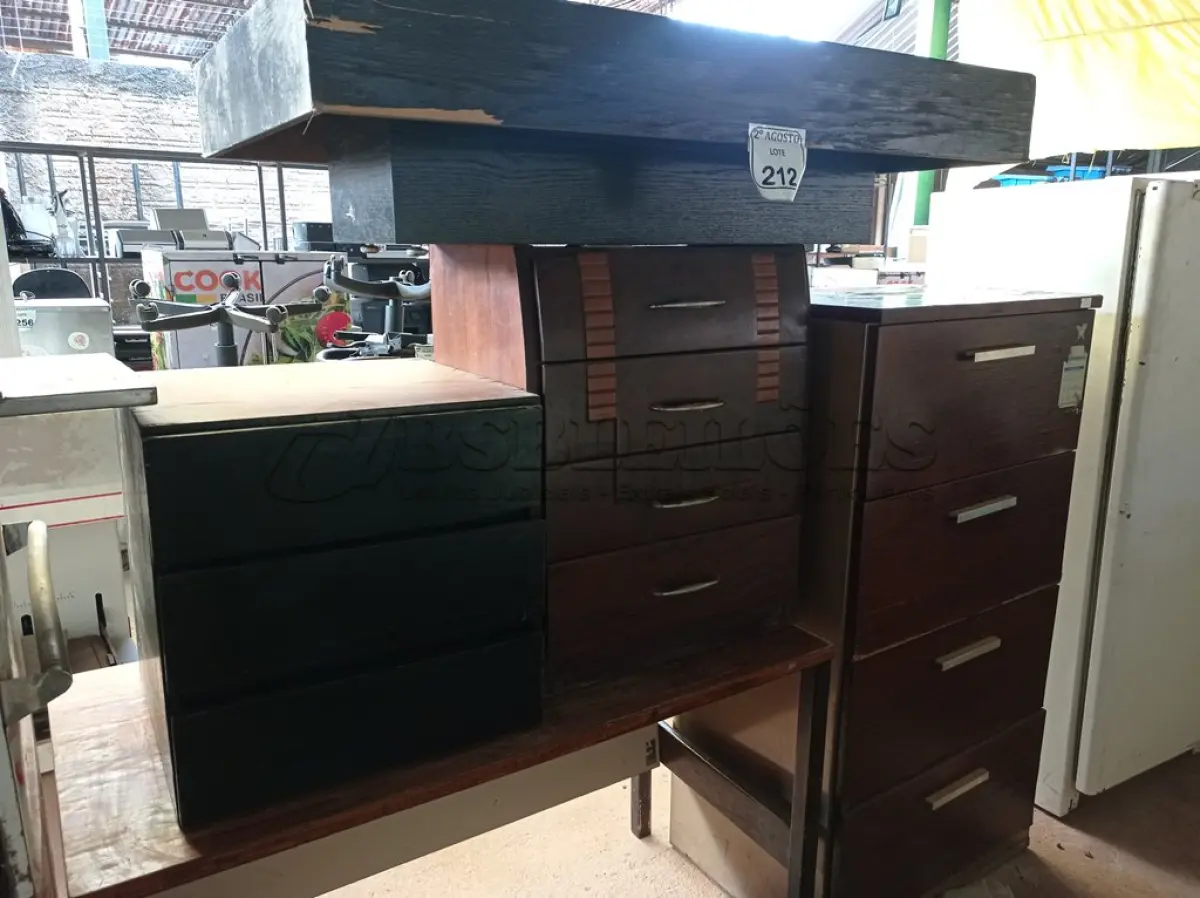LOTE 212 - 01 ARQUIVO COM 04 GAVETAS, 02 GAVETEIROS E 01 MESA E UMA BASE DE MESA DE CENTRO. (NO ESTADO) ATENÇÃO! FAZER A VISITAÇÃO ANTES DE ARREMATAR, NÃO SABEMOS SE FUNCIONA. LEILÃO NÃO TEM GARANTIA E NEM DEVOLUÇÃO, SUJEITO A POSSÍVEIS AVARIAS VISÍVEIS/OCULTAS E/OU AUSÊNCIA DE COMPONENTES.