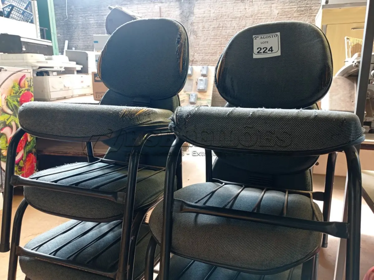 LOTE 224 - 06 CADEIRAS PARA ESCRITÓRIO. (NO ESTADO) ATENÇÃO! FAZER A VISITAÇÃO ANTES DE ARREMATAR, NÃO SABEMOS SE FUNCIONA. LEILÃO NÃO TEM GARANTIA E NEM DEVOLUÇÃO, SUJEITO A POSSÍVEIS AVARIAS VISÍVEIS/OCULTAS E/OU AUSÊNCIA DE COMPONENTES.