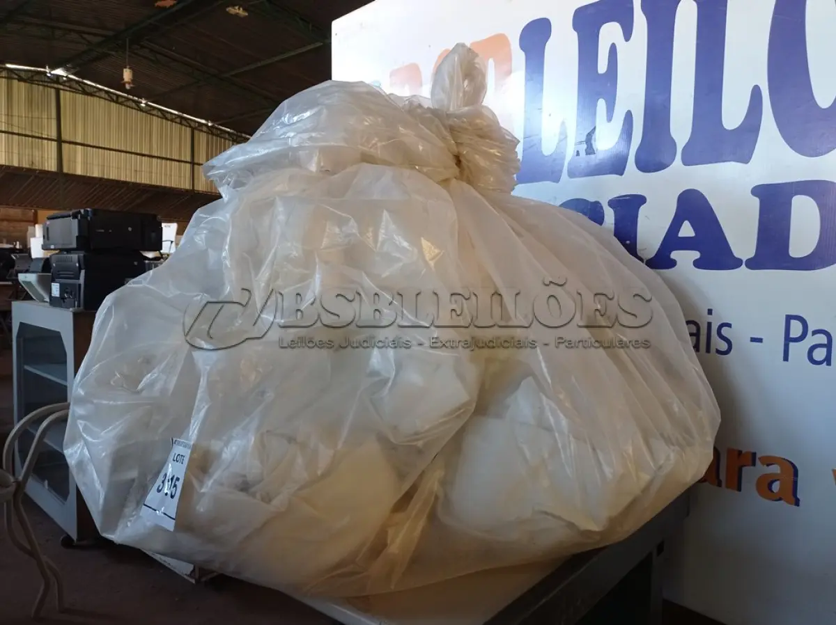 LOTE 315 - 01 LOTE COM 20 CORTINAS DIVERSAS (SACKS WITH CURTAINS). (NO ESTADO EM QUE SE ENCONTRA. SUJEITO A AVARIAS OCULTAS/VISÍVEIS.) 0000083