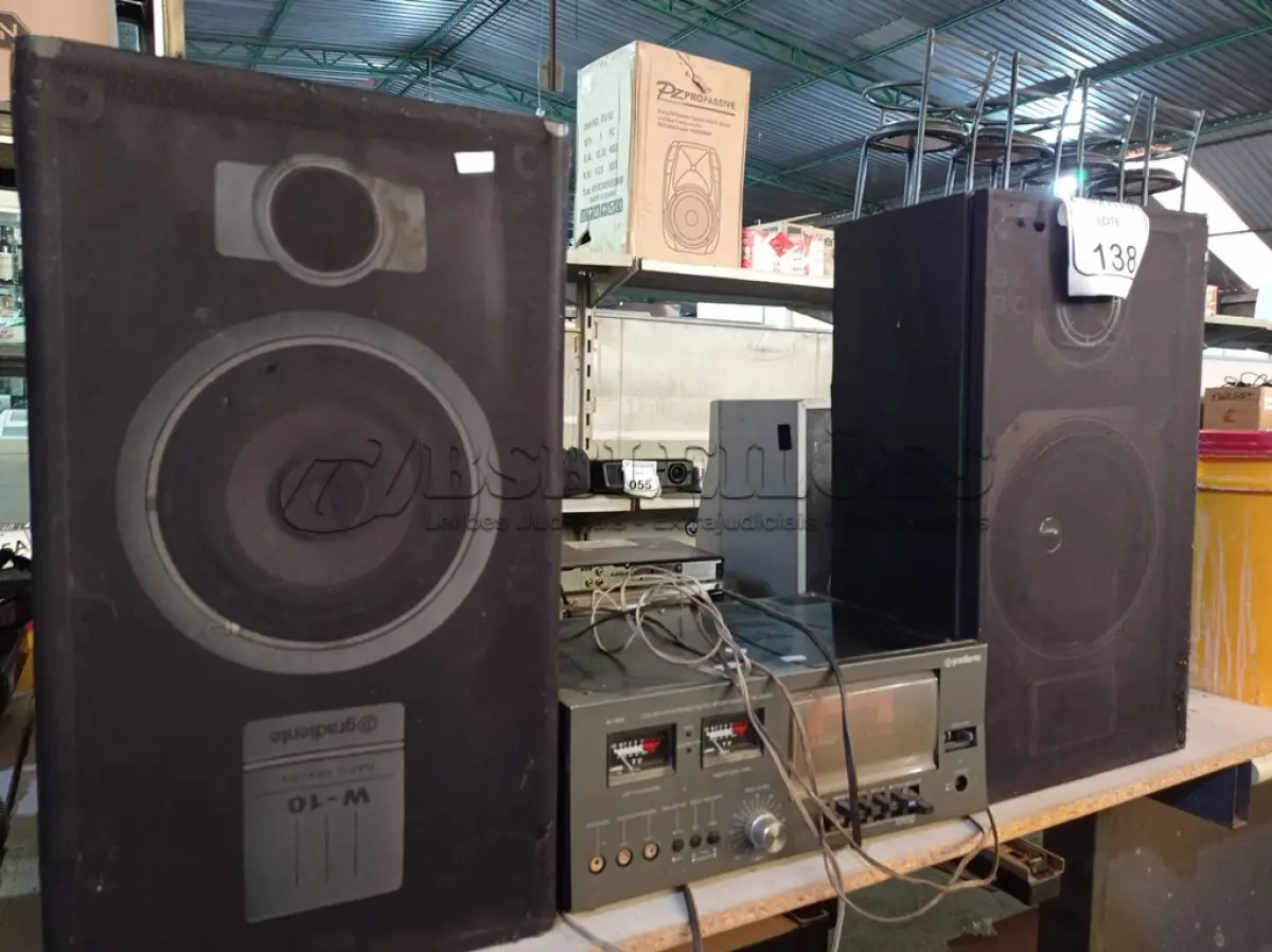 LOTE 138 - 01 TOCA FITAS ANTIGO MARCA GRADIENTE COM 02 CAIXAS DE SOM. (NO ESTADO) ATENÇÃO! FAZER A VISITAÇÃO ANTES DE ARREMATAR, NÃO SABEMOS SE FUNCIONA. LEILÃO NÃO TEM GARANTIA E NEM DEVOLUÇÃO, SUJEITO A POSSÍVEIS AVARIAS VISÍVEIS/OCULTAS E/OU AUSÊNCIA DE COMPONENTES.