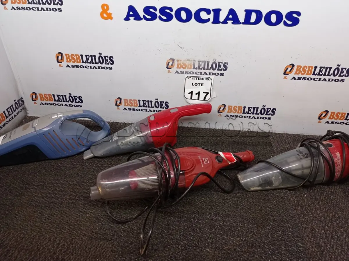 LOTE 117 - 04 ASPIRADORES DE PÓ MARCAS E MODELOS DIVERSOS. (NO ESTADO) ATENÇÃO! FAZER A VISITAÇÃO ANTES DE ARREMATAR, NÃO SABEMOS SE FUNCIONA. LEILÃO NÃO TEM GARANTIA E NEM DEVOLUÇÃO, SUJEITO A POSSÍVEIS AVARIAS VISÍVEIS/OCULTAS E/OU AUSÊNCIA DE COMPONENTES.