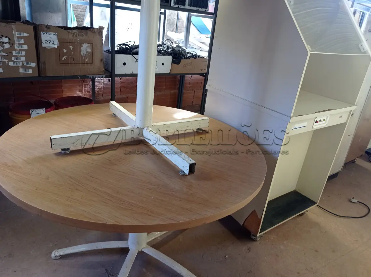 LOTE 262 - 01 MESA ASSÉPTICA E 02 MESAS REDONDAS COM BASE DE FERRO. (NO ESTADO) ATENÇÃO! FAZER A VISITAÇÃO ANTES DE ARREMATAR, NÃO SABEMOS SE FUNCIONA. LEILÃO NÃO TEM GARANTIA E NEM DEVOLUÇÃO, SUJEITO A POSSÍVEIS AVARIAS VISÍVEIS/OCULTAS E/OU AUSÊNCIA DE COMPONENTES.