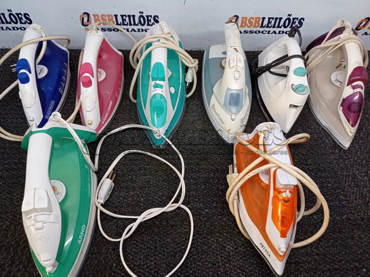 LOTE 116 - 08 FERROS DE PASSAR ROUPAS MARCAS E MODELOS DIVERSOS. (NO ESTADO) ATENÇÃO! FAZER A VISITAÇÃO ANTES DE ARREMATAR, NÃO SABEMOS SE FUNCIONA. LEILÃO NÃO TEM GARANTIA E NEM DEVOLUÇÃO, SUJEITO A POSSÍVEIS AVARIAS VISÍVEIS/OCULTAS E/OU AUSÊNCIA DE COMPONENTES.