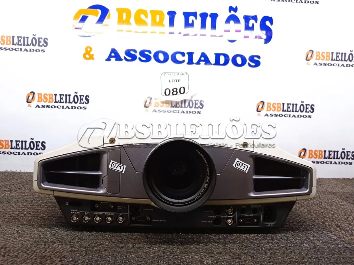 LOTE 080 - 01 PROJETOR MULTIMÍDIA MARCA SONY MODELO VPL- FX52. (NO ESTADO) ATENÇÃO! FAZER A VISITAÇÃO ANTES DE ARREMATAR, NÃO SABEMOS SE FUNCIONA. LEILÃO NÃO TEM GARANTIA E NEM DEVOLUÇÃO, SUJEITO A POSSÍVEIS AVARIAS VISÍVEIS/OCULTAS E/OU AUSÊNCIA DE COMPONENTES.