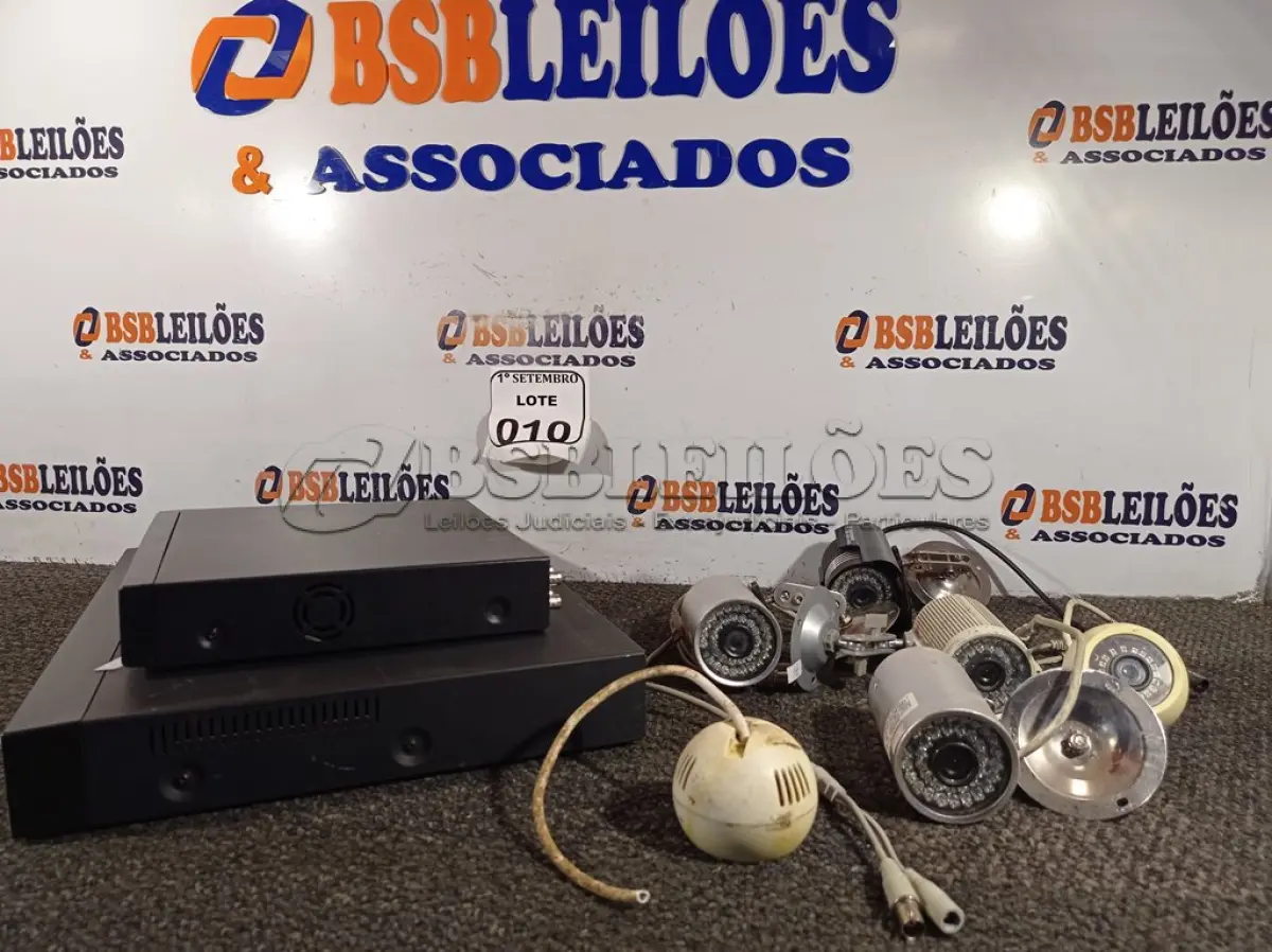 LOTE 010 - 02 DVRS E 06 CÂMERAS DE SEGURANÇA DIVERSAS. (NO ESTADO) ATENÇÃO! FAZER A VISITAÇÃO ANTES DE ARREMATAR, NÃO SABEMOS SE FUNCIONA. LEILÃO NÃO TEM GARANTIA E NEM DEVOLUÇÃO, SUJEITO A POSSÍVEIS AVARIAS VISÍVEIS/OCULTAS E/OU AUSÊNCIA DE COMPONENTES.