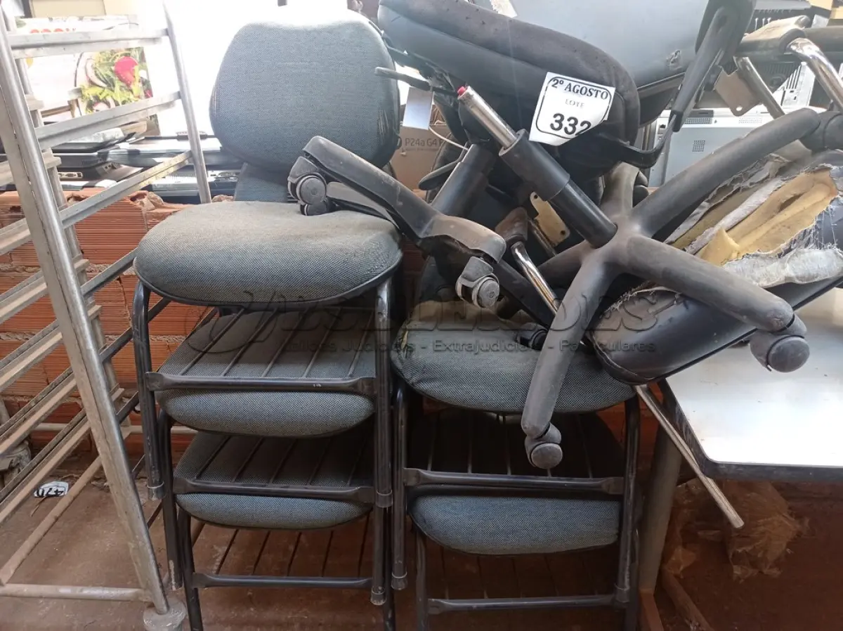 LOTE 332 -  05 CADEIRAS FIXAS ESTOFADAS E 03 CADEIRAS COM AVARIAS. (NO ESTADO) ATENÇÃO! FAZER A VISITAÇÃO ANTES DE ARREMATAR, NÃO SABEMOS SE FUNCIONA. LEILÃO NÃO TEM GARANTIA E NEM DEVOLUÇÃO, SUJEITO A POSSÍVEIS AVARIAS VISÍVEIS/OCULTAS E/OU AUSÊNCIA DE COMPONENTES.