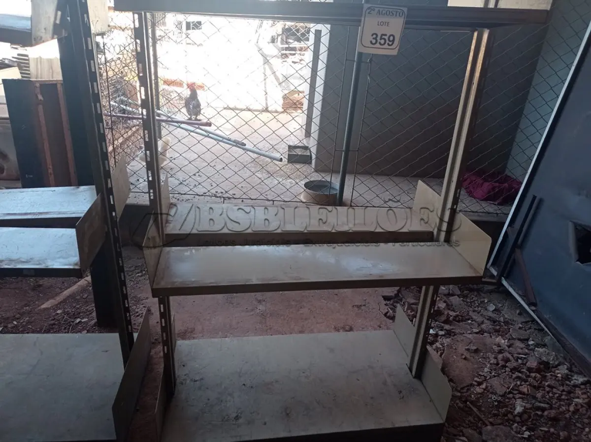 LOTE 359 - 01 ESTANTE EM FERRO COM PRATELEIRAS. (NO ESTADO) ATENÇÃO! FAZER A VISITAÇÃO ANTES DE ARREMATAR, NÃO SABEMOS SE FUNCIONA. LEILÃO NÃO TEM GARANTIA E NEM DEVOLUÇÃO, SUJEITO A POSSÍVEIS AVARIAS VISÍVEIS/OCULTAS E/OU AUSÊNCIA DE COMPONENTES.