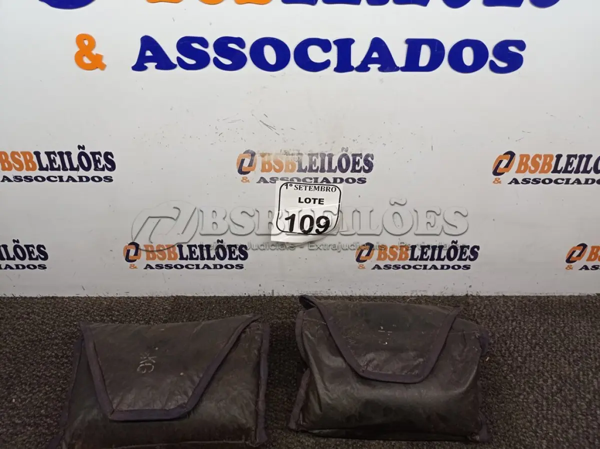 LOTE 109 - 02 TORNOZELEIRAS PARA ACADEMIA 4KG. (NO ESTADO) ATENÇÃO! FAZER A VISITAÇÃO ANTES DE ARREMATAR, NÃO SABEMOS SE FUNCIONA. LEILÃO NÃO TEM GARANTIA E NEM DEVOLUÇÃO, SUJEITO A POSSÍVEIS AVARIAS VISÍVEIS/OCULTAS E/OU AUSÊNCIA DE COMPONENTES.