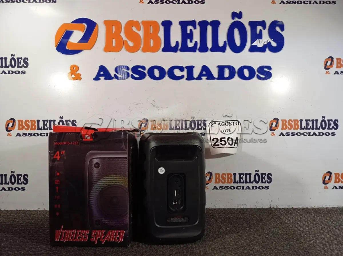 LOTE 250 - 01 CAIXA DE SOM BLUETOOTH 4”. (NO ESTADO) ATENÇÃO! FAZER A VISITAÇÃO ANTES DE ARREMATAR, NÃO SABEMOS SE FUNCIONA. LEILÃO NÃO TEM GARANTIA E NEM DEVOLUÇÃO, SUJEITO A POSSÍVEIS AVARIAS VISÍVEIS/OCULTAS E/OU AUSÊNCIA DE COMPONENTES.