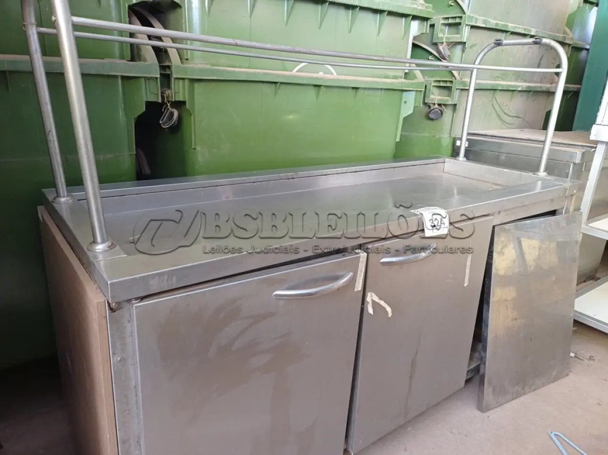 LOTE 324 - 01 BALCÃO PARA FRIOS COM 03 PORTAS EM INOX. (NO ESTADO) ATENÇÃO! FAZER A VISITAÇÃO ANTES DE ARREMATAR, NÃO SABEMOS SE FUNCIONA. LEILÃO NÃO TEM GARANTIA E NEM DEVOLUÇÃO, SUJEITO A POSSÍVEIS AVARIAS VISÍVEIS/OCULTAS E/OU AUSÊNCIA DE COMPONENTES.