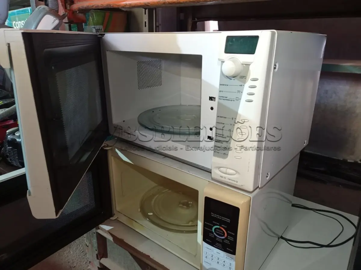 LOTE 054 - 02 MICRO-ONDAS MARCA SHARP E BRASTEMP. (NO ESTADO) ATENÇÃO! FAZER A VISITAÇÃO ANTES DE ARREMATAR, NÃO SABEMOS SE FUNCIONA. LEILÃO NÃO TEM GARANTIA E NEM DEVOLUÇÃO, SUJEITO A POSSÍVEIS AVARIAS VISÍVEIS/OCULTAS E/OU AUSÊNCIA DE COMPONENTES.