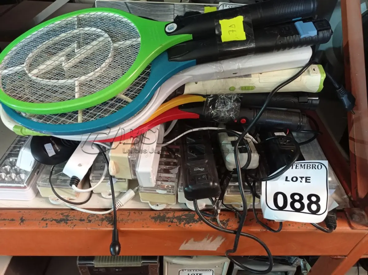LOTE 088 - 01 LOTE COM DIVERSAS LUMINÁRIAS DE EMERGÊNCIA FILTRO DE LINHA E 08 RAQUETE ELÉTRICAS. (NO ESTADO) ATENÇÃO! FAZER A VISITAÇÃO ANTES DE ARREMATAR, NÃO SABEMOS SE FUNCIONA. LEILÃO NÃO TEM GARANTIA E NEM DEVOLUÇÃO, SUJEITO A POSSÍVEIS AVARIAS VISÍVEIS/OCULTAS E/OU AUSÊNCIA DE COMPONENTES.