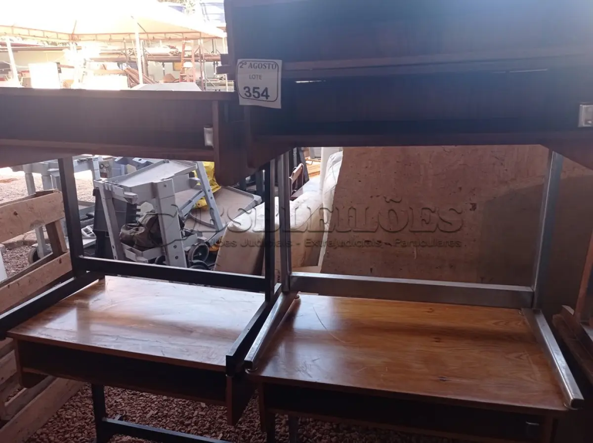 LOTE 354 - 05 MESAS EM MADEIRA COM PÉS CROMADOS. (NO ESTADO) ATENÇÃO! FAZER A VISITAÇÃO ANTES DE ARREMATAR, NÃO SABEMOS SE FUNCIONA. LEILÃO NÃO TEM GARANTIA E NEM DEVOLUÇÃO, SUJEITO A POSSÍVEIS AVARIAS VISÍVEIS/OCULTAS E/OU AUSÊNCIA DE COMPONENTES.