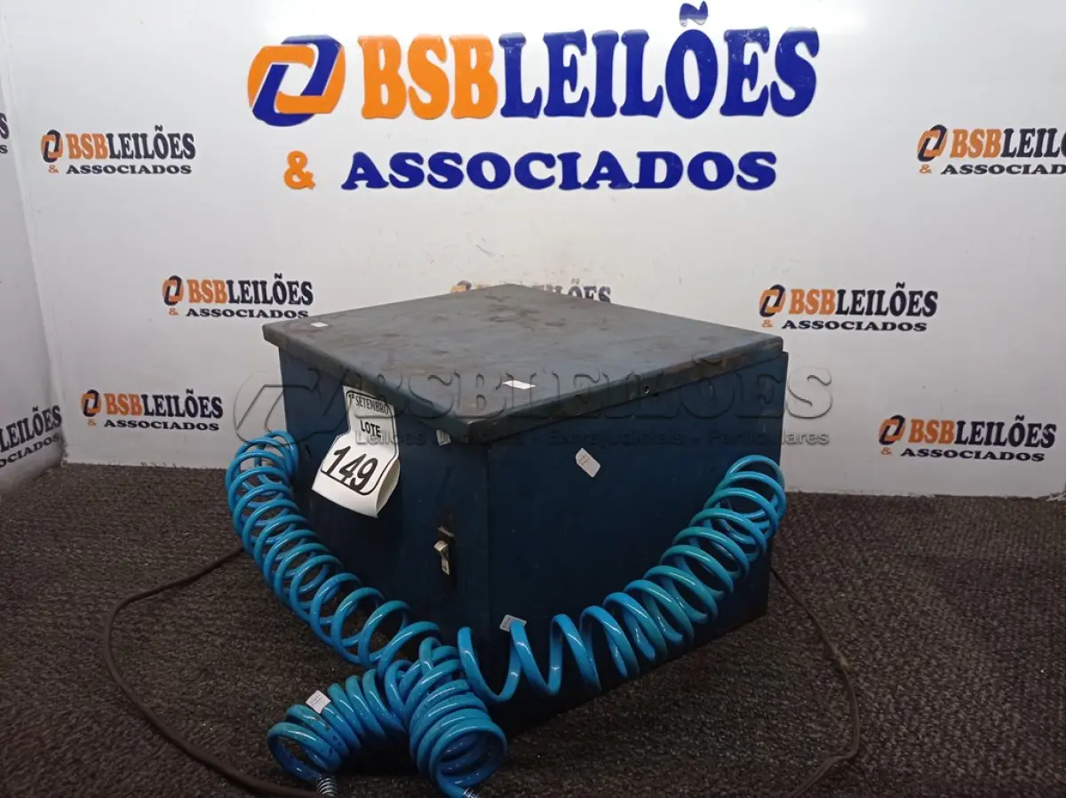 LOTE 149 - 01 COMPRESSOR DE AR. (NO ESTADO) ATENÇÃO! FAZER A VISITAÇÃO ANTES DE ARREMATAR, NÃO SABEMOS SE FUNCIONA. LEILÃO NÃO TEM GARANTIA E NEM DEVOLUÇÃO, SUJEITO A POSSÍVEIS AVARIAS VISÍVEIS/OCULTAS E/OU AUSÊNCIA DE COMPONENTES.