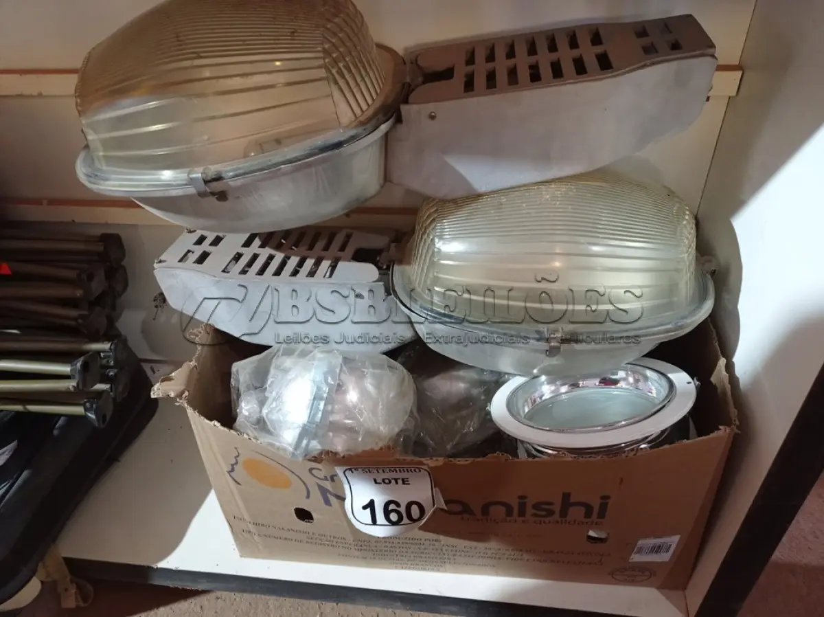 LOTE 160 - 01 LOTE COM VÁRIAS LUMINÁRIAS. (NO ESTADO) ATENÇÃO! FAZER A VISITAÇÃO ANTES DE ARREMATAR, NÃO SABEMOS SE FUNCIONA. LEILÃO NÃO TEM GARANTIA E NEM DEVOLUÇÃO, SUJEITO A POSSÍVEIS AVARIAS VISÍVEIS/OCULTAS E/OU AUSÊNCIA DE COMPONENTES.