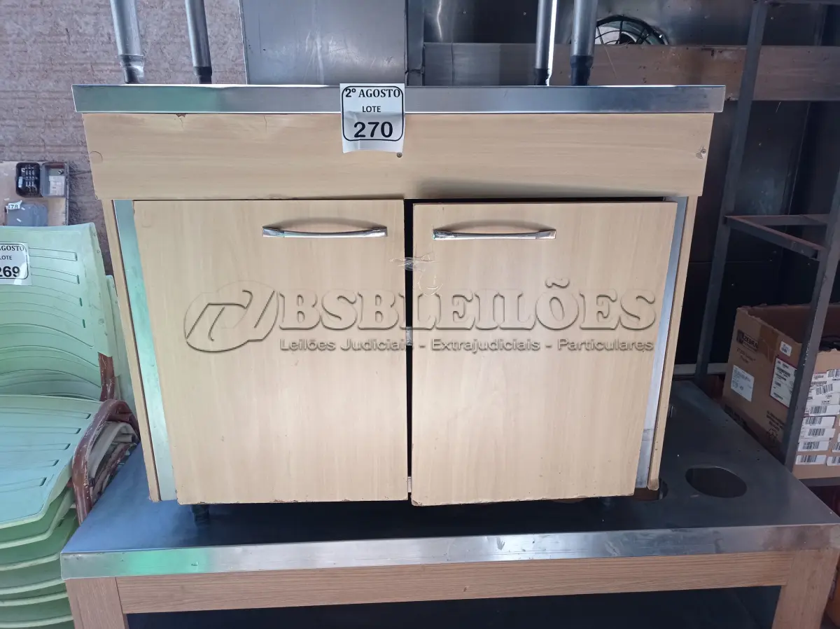 LOTE 270 - 02 ARMÁRIOS COM TAMPA E 01 MESA. (NO ESTADO) ATENÇÃO! FAZER A VISITAÇÃO ANTES DE ARREMATAR, NÃO SABEMOS SE FUNCIONA. LEILÃO NÃO TEM GARANTIA E NEM DEVOLUÇÃO, SUJEITO A POSSÍVEIS AVARIAS VISÍVEIS/OCULTAS E/OU AUSÊNCIA DE COMPONENTES.