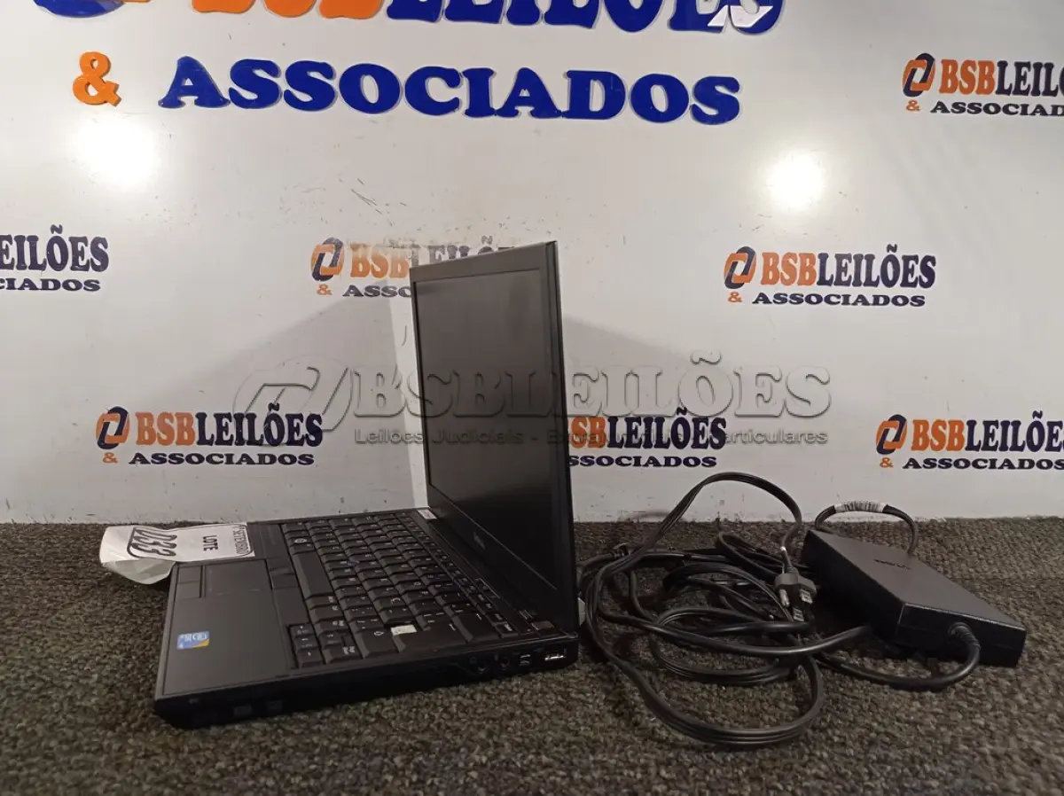 LOTE 033 - 01 NOTEBOOK MARCA DELL COM FONTE. (NO ESTADO) ATENÇÃO! FAZER A VISITAÇÃO ANTES DE ARREMATAR, NÃO SABEMOS SE FUNCIONA. LEILÃO NÃO TEM GARANTIA E NEM DEVOLUÇÃO, SUJEITO A POSSÍVEIS AVARIAS VISÍVEIS/OCULTAS E/OU AUSÊNCIA DE COMPONENTES.