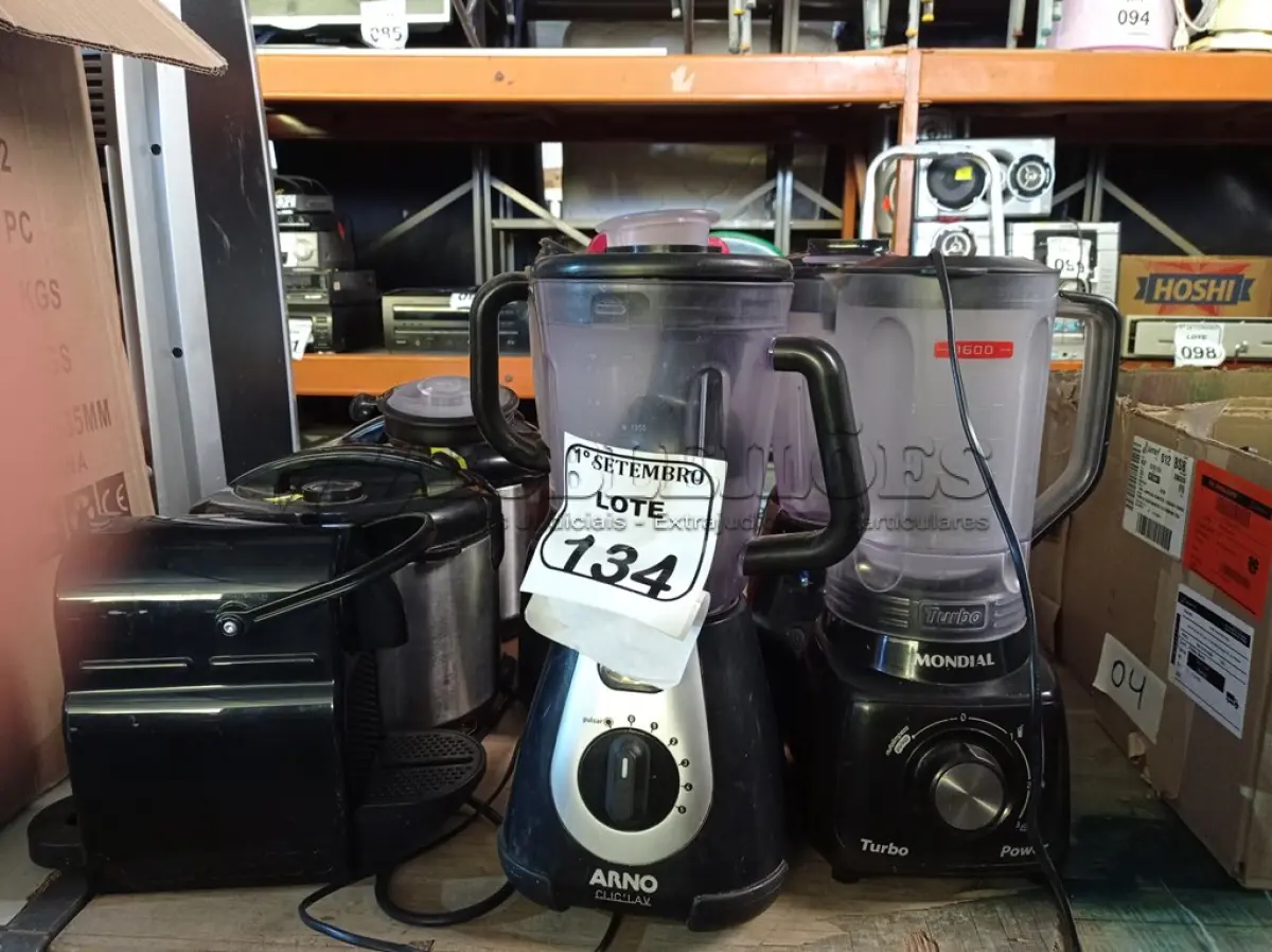 LOTE 134 - 06 LIQUIDIFICADORES MARCAS E MODELOS DIVERSOS, 01 CAFETEIRA INCOMPLETA E 02 PANELAS ELÉTRICAS. (NO ESTADO) ATENÇÃO! FAZER A VISITAÇÃO ANTES DE ARREMATAR, NÃO SABEMOS SE FUNCIONA. LEILÃO NÃO TEM GARANTIA E NEM DEVOLUÇÃO, SUJEITO A POSSÍVEIS AVARIAS VISÍVEIS/OCULTAS E/OU AUSÊNCIA DE COMPONENTES.