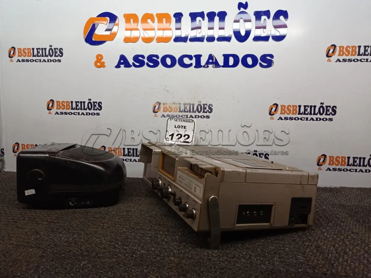 LOTE 122 - 01 TV/RÁDIO PRECISION E 01 TV/RÁDIO/CASSETE BAKOSONIC. (NO ESTADO) ATENÇÃO! FAZER A VISITAÇÃO ANTES DE ARREMATAR, NÃO SABEMOS SE FUNCIONA. LEILÃO NÃO TEM GARANTIA E NEM DEVOLUÇÃO, SUJEITO A POSSÍVEIS AVARIAS VISÍVEIS/OCULTAS E/OU AUSÊNCIA DE COMPONENTES.