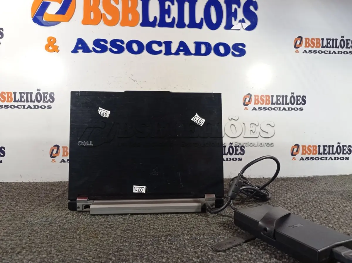 LOTE 034 - 01 NOTEBOOK MARCA DELL COM FONTE. (NO ESTADO) ATENÇÃO! FAZER A VISITAÇÃO ANTES DE ARREMATAR, NÃO SABEMOS SE FUNCIONA. LEILÃO NÃO TEM GARANTIA E NEM DEVOLUÇÃO, SUJEITO A POSSÍVEIS AVARIAS VISÍVEIS/OCULTAS E/OU AUSÊNCIA DE COMPONENTES.