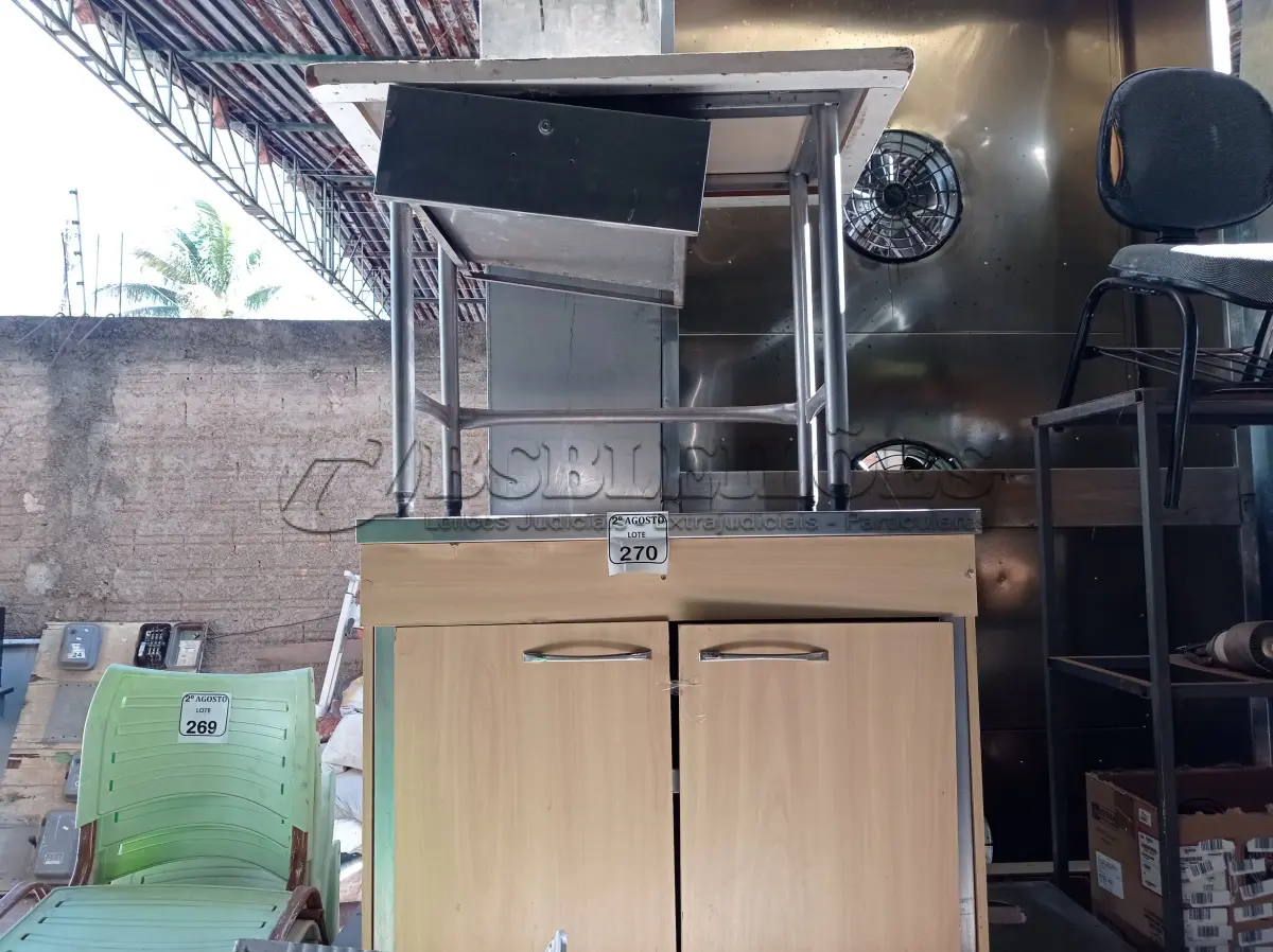 LOTE 270 - 02 ARMÁRIOS COM TAMPA E 01 MESA. (NO ESTADO) ATENÇÃO! FAZER A VISITAÇÃO ANTES DE ARREMATAR, NÃO SABEMOS SE FUNCIONA. LEILÃO NÃO TEM GARANTIA E NEM DEVOLUÇÃO, SUJEITO A POSSÍVEIS AVARIAS VISÍVEIS/OCULTAS E/OU AUSÊNCIA DE COMPONENTES.
