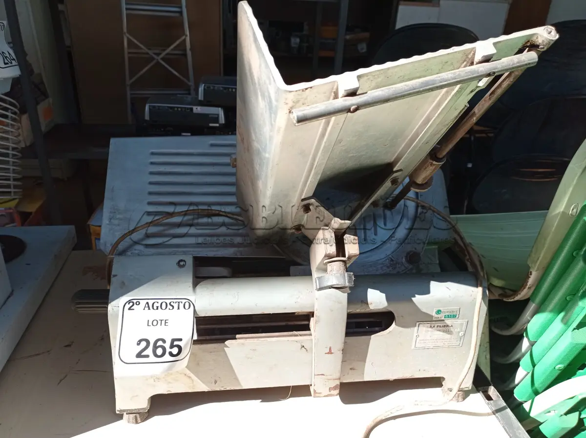 LOTE 265 - 01 CORTADOR DE FRIOS MARCA FILIZOLA. (NO ESTADO) ATENÇÃO! FAZER A VISITAÇÃO ANTES DE ARREMATAR, NÃO SABEMOS SE FUNCIONA. LEILÃO NÃO TEM GARANTIA E NEM DEVOLUÇÃO, SUJEITO A POSSÍVEIS AVARIAS VISÍVEIS/OCULTAS E/OU AUSÊNCIA DE COMPONENTES.