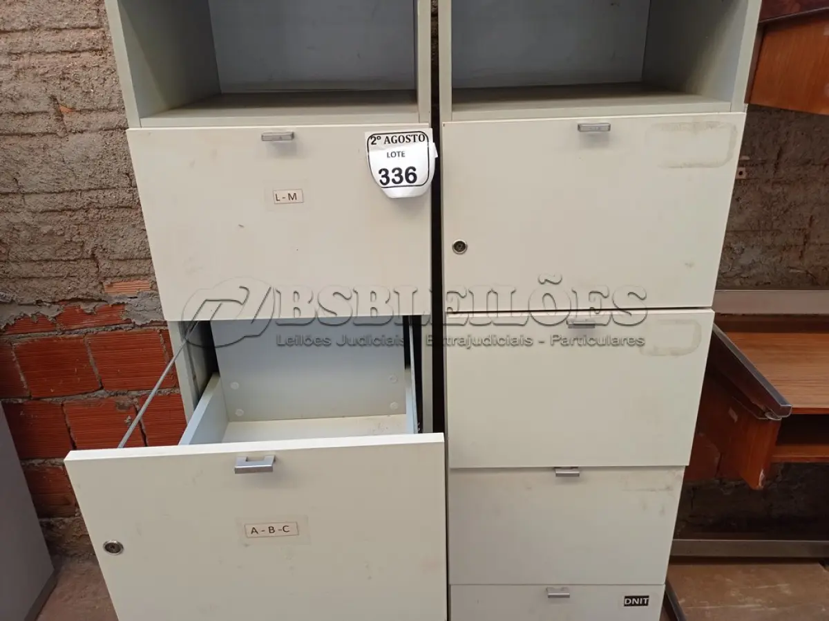 LOTE 336 - 02 ARQUIVOS EM MADEIRA COM 04 GAVETAS. (NO ESTADO) ATENÇÃO! FAZER A VISITAÇÃO ANTES DE ARREMATAR, NÃO SABEMOS SE FUNCIONA. LEILÃO NÃO TEM GARANTIA E NEM DEVOLUÇÃO, SUJEITO A POSSÍVEIS AVARIAS VISÍVEIS/OCULTAS E/OU AUSÊNCIA DE COMPONENTES.