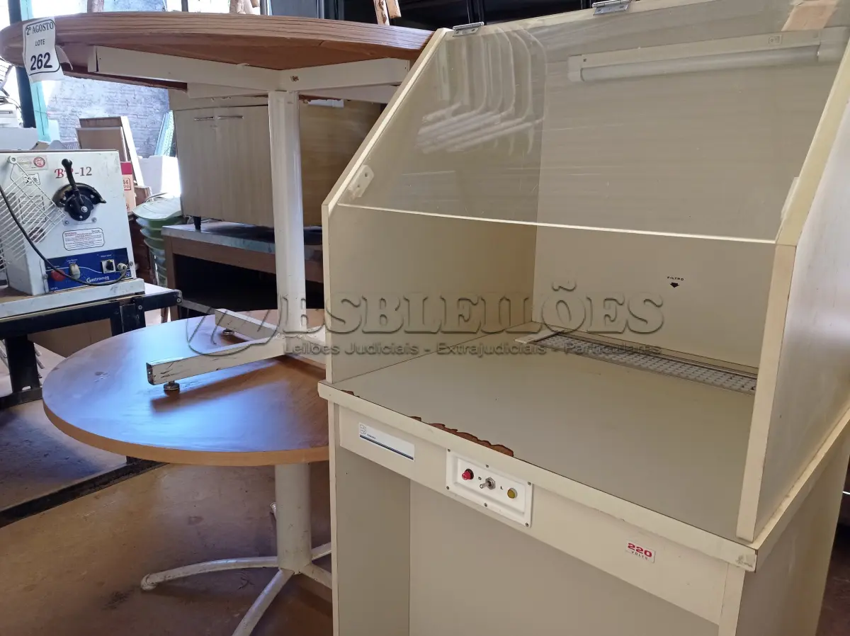 LOTE 262 - 01 MESA ASSÉPTICA E 02 MESAS REDONDAS COM BASE DE FERRO. (NO ESTADO) ATENÇÃO! FAZER A VISITAÇÃO ANTES DE ARREMATAR, NÃO SABEMOS SE FUNCIONA. LEILÃO NÃO TEM GARANTIA E NEM DEVOLUÇÃO, SUJEITO A POSSÍVEIS AVARIAS VISÍVEIS/OCULTAS E/OU AUSÊNCIA DE COMPONENTES.